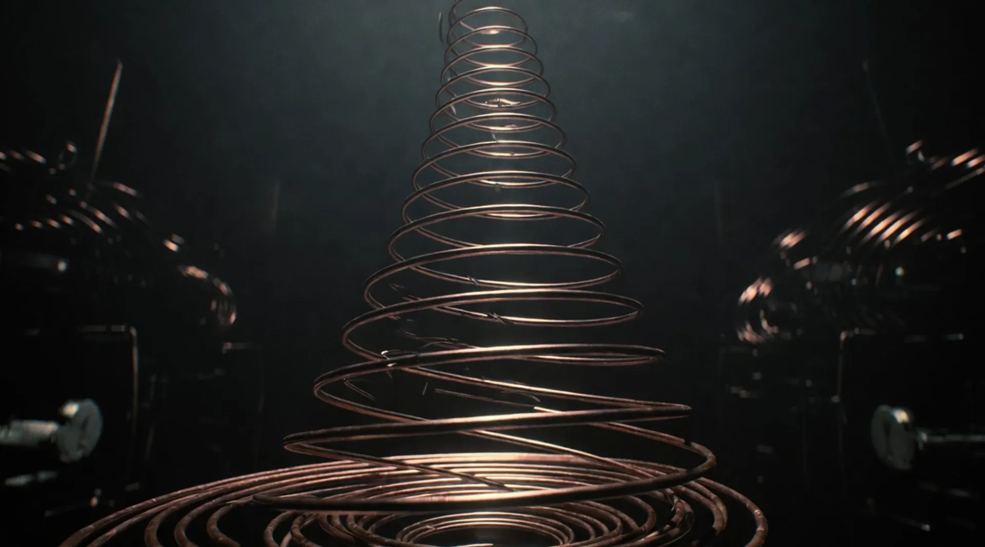 Spirale de cuivre lumineuse dans un atelier sombre